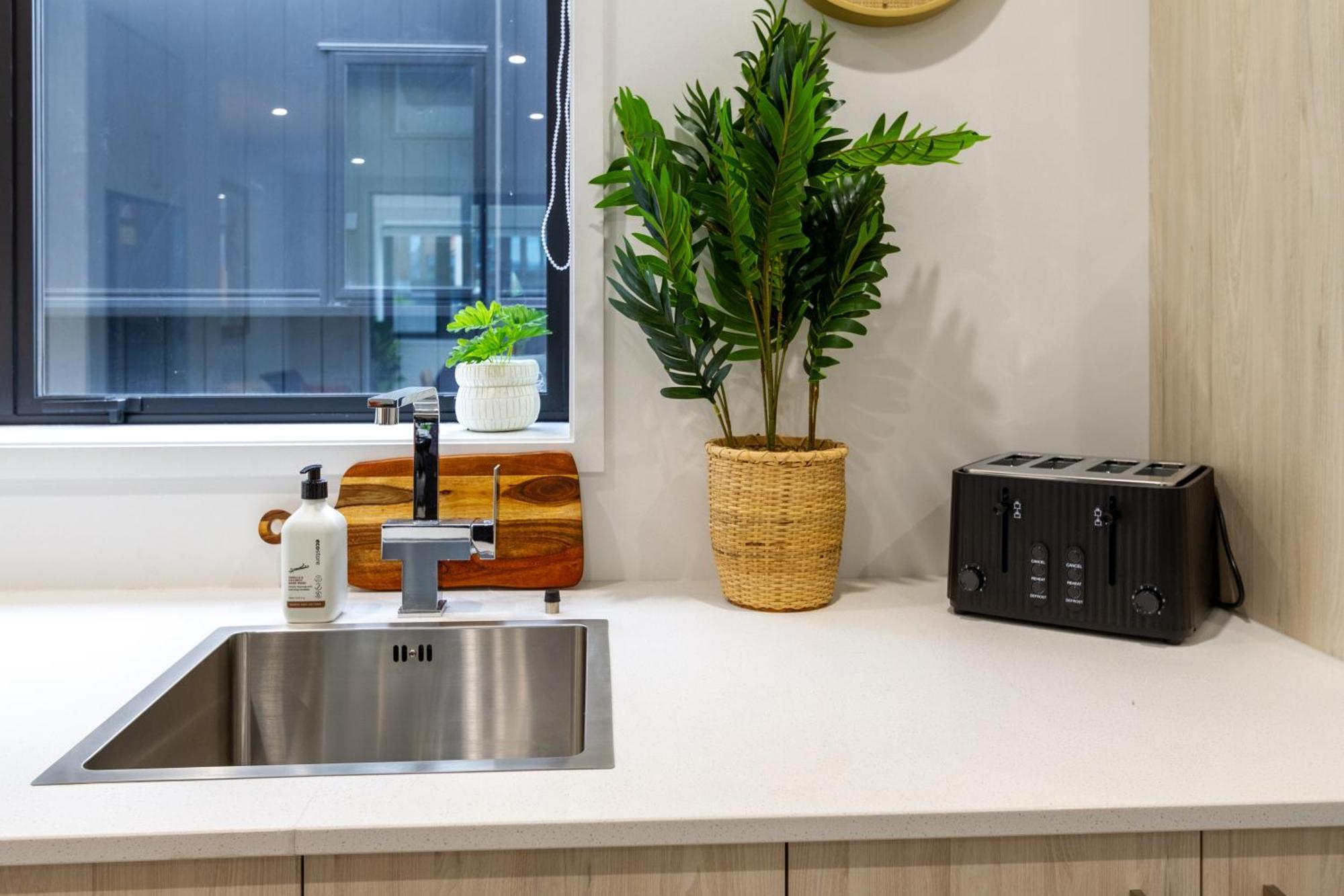 Modern City Lifestyle: 2 Bedroom 1 Bath Christchurch Eksteriør billede